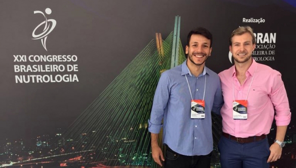 O estudante do 2º ano de Medicina da UniFAI Rafael Ponteli apresentou, em conjunto com o médico e docente Filipe Fornari, pesquisa sobre os reflexos da ansiedade e do estresse na alimentação no XXI Congresso Brasileiro de Nutrologia em São Paulo (Foto: Acervo Pessoal).
