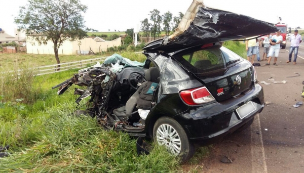 Motorista do VW Gol morreu vítima do acidente em Rancharia (Fotos: James Ribeiro/Guarda Municipal de Rancharia).