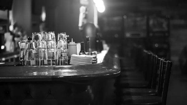Setor de bares e restaurantes amarga perdas e vê possibilidades de atuação restringidas (Foto: Ray Reyes/Unsplash).