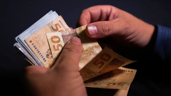 Novo valor representa um aumento de R$ 92 ante ao valor atual, que ? de R$ 1.320 (Foto: Marcello Casal Jr/Ag?ncia Brasil).