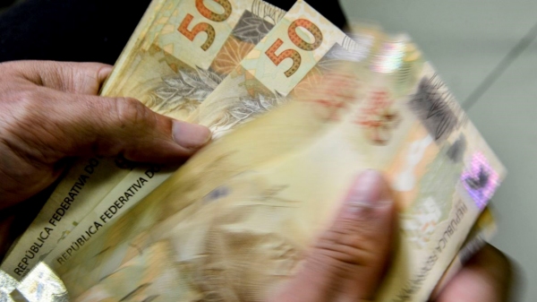 A primeira parcela do 13º salário é isenta de descontos de impostos. Somente na segunda parcela incide a tributação (Marcello Casal Jr/Agência Brasil).