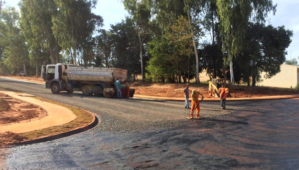 Pavimentação da continuação da Alameda Padre Nóbrega. Trecho também tem galerias de águas pluviais, guias, sarjetas e passeio público (Foto: Siga Mais).