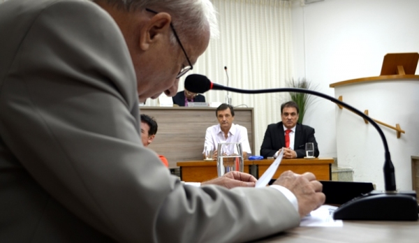 Vereador Galvão, relator do processo, é observado pelo prefeito Ivo Santos e o advogado Salvador Mustafa Campos (Foto: Acácio Rocha).