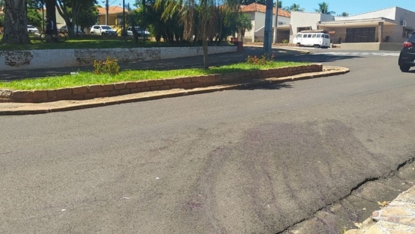 Confusão generalizada e mortes ocorreram em uma praça de Regente Feijó (Foto: Paula Sieplin/TV Fronteira)