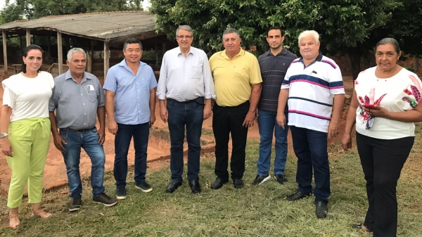 Regiane Penha, Gilson Paulo, Ricardo Watanabe, Reinaldo Alguz, João Belloni, Rodrigo Soares, José Airton Ferreira e Aparecida Sensiarelle, no local onde será construído o novo Centro de Saúde de Mariápolis (Divulgação).