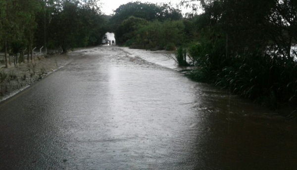 Chuvas invadiram a pista da rodovia que liga Pacaembu a Mirandópolis, acesso entre as regiões da Nova Alta Paulista e Noroeste (Foto: Reprodução/Site Jorge Zanoni).