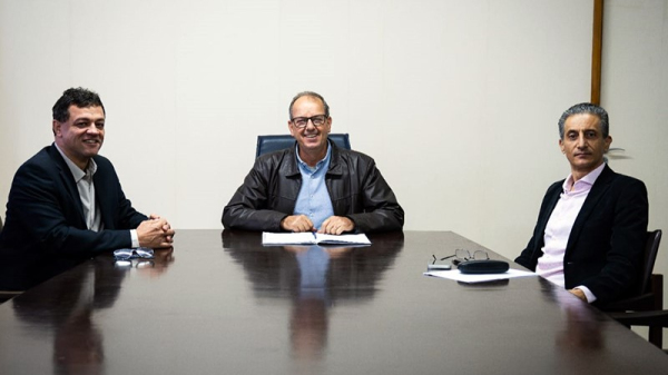 Prefeito Jose Tiveron (ao centro), vice reitor Dr. Wendel Cleber Soares e reitor Prof. Dr. Alexandre Teixeira de Souza (Foto: Jo?o Neres).