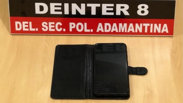 Celular que foi declarado como se tivesse sido roubado, mas estava em posse do autor do boletim de ocorrência, que queria receber o seguro do aparelho (Divulgação/Polícia Civil).