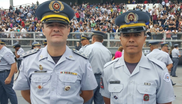 Capitão Júlio e o agora 3º sargento Renato, na solenidade de formatura dos novos sargentos da Polícia Militar do Estado de São Paulo (Foto: Cedida).