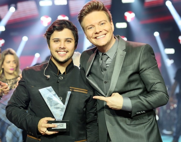 O campeão Renato Vianna e Michel Teló (Foto: Isabella Pinheiro/Gshow).