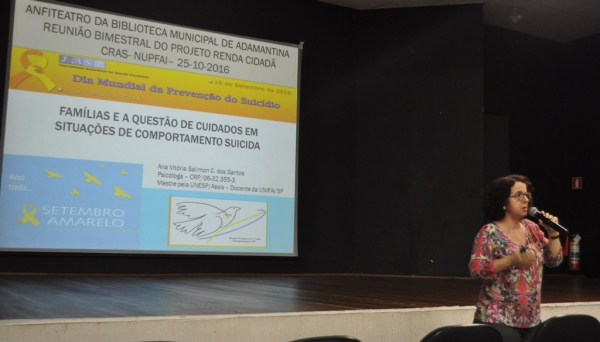 Psicóloga Ana Vitória Salimon C. Santos expõe sobre o papel da família nos cuidados com comportamentos suicidas (Foto: Assessoria de Imprensa).