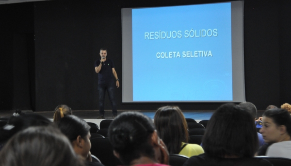 Participantes da palestra puderam conhecer a dinâmica da coleta do lixo e foram orientados sobre a importância da correta separação para a coleta seletiva (Foto: Cedida/Assessoria de Imprensa).