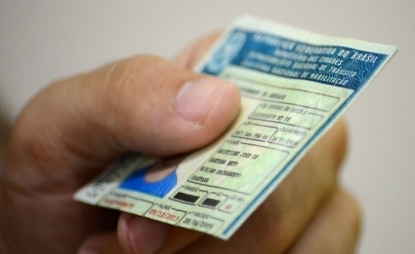 2ª via da carteira de motorista pode ser solicitada pelo celular ou tablet (Imagem: Ilustração).