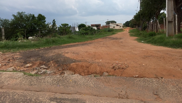 Responsabilidade pelo asfaltamento e construção de guias e sarjetas da Rua Benedito Lemes de Souza, principal acesso ao Residencial San José, é um dos pontos questionados pela Prefeitura e empreendedores (Foto: Siga Mais).