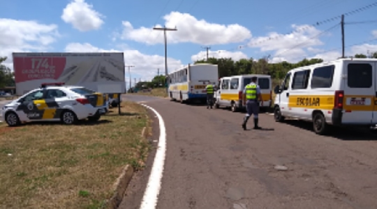 Fiscalização da Polícia Rodoviária abordou veículos do transporte escolar nesta segunda-feira de volta às aulas (Cedida/PM Rodoviária).