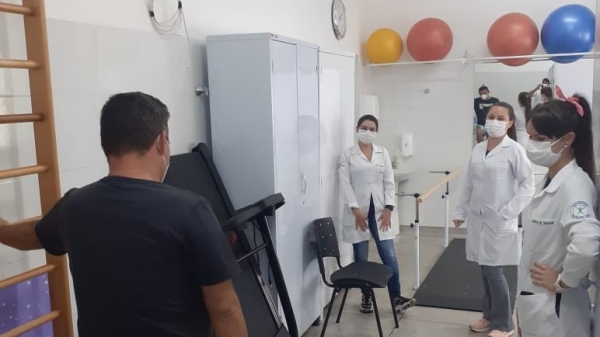 Paciente pós-covid sendo atendido pelo projeto Novo Respirar (Divulgação).