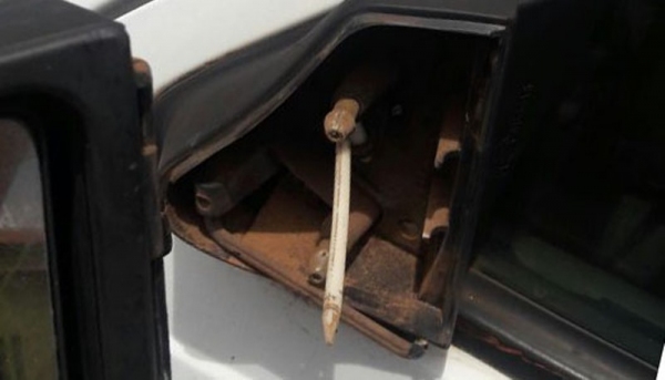 Imagem de um retrovisor destruÃdo, enviada por internauta (Foto: Cedida).