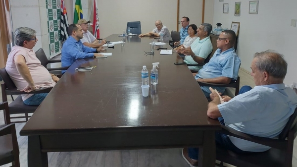Reunião entre representantes da Prefeitura, Câmara e Sindicato (Da Assessoria/PMA).