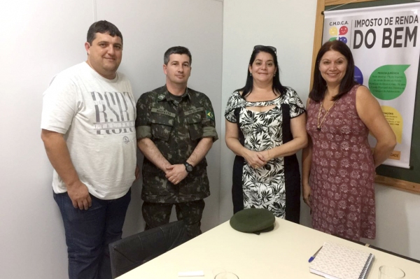 Emerson Caires (Cabeludo Eventos), sargento Brufatto, Marisa Cardim (Fundo Social) e Andréia Regina Ribeiro (Secretária da Assistência Social). (Foto: Maikon Moraes)