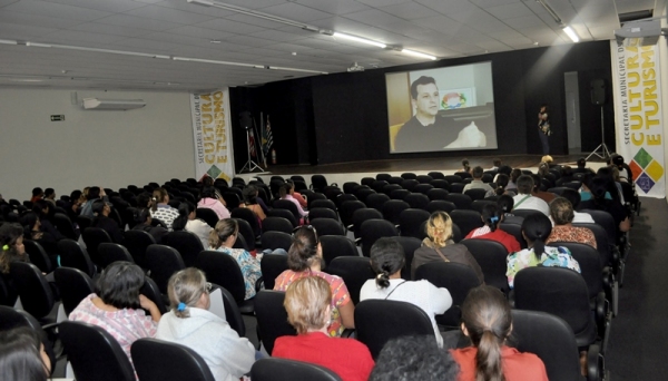 Em discussão com as famílias, temas como alienação parental, economia doméstica e prevenção a doenças (Foto: Assessoria de Imprensa).