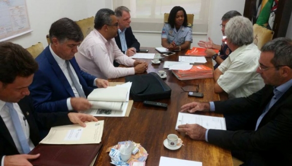 Reunião com a equipe da Defesa Civil, expondo os relatórios da Comissão Municipal de Defesa Civil (Foto: Assessoria de Imprensa).