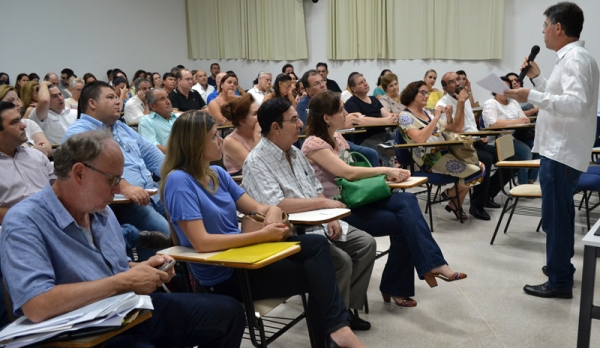 Diretor da FAI, Prof. Dr. Márcio Cardim, fala à equipe, na abertura do ano letivo 2016 (Foto: Assessoria de Imprensa).