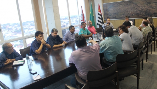 Vereadores foram recebido pelo prefeito em seu gabinete, em reunião solicitada pelo legislativo (Foto: Cedida/Luan Nóbrega/Diário do Oeste).