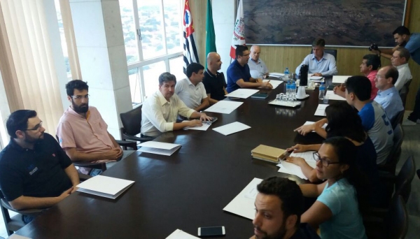 Encontro reuniu empresários, representantes polÃticos e imprensa, que discutiram ações em apoio ao comércio local (Foto: Rafael Teixeira).