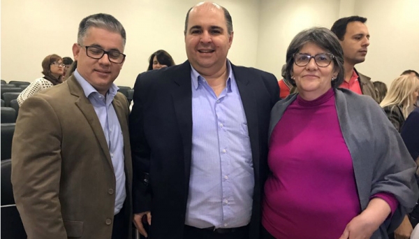 Ao final da reunião, o pró-reitor de Ensino da UniFAI Prof. Dr. Andrey Borges e o vice-reitor Prof. Dr. Fábio Botteon cumprimentaram a coordenadora da CIES do Centro-Oeste Paulista, Maria Elizabeth Corrêa (Foto: Cedida).