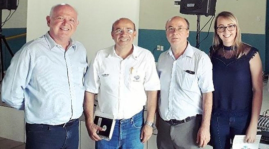 Emílio Carlos Prandi, coordenador técnico do comitê das Bacias Hidrográficas dos rios Aguapeí e Peixe (CBH-AP), pró-reitor de Pesquisa e Pós-Graduação da UniFAI, Prof. Dr. José Aparecido dos Santos, Prof. Dr. Vagner Amado Belo de Oliveira, coordenador de Extensão da área de Exatas e Agrárias da UniFAI e Nadine Bento Silva, membro do município Verde-Azul na reunião realizada em Sagres (Foto: Assessoria de Imprensa).