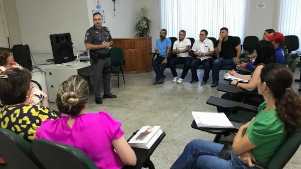 Reunião discutiu ações para ampliar a segurança nas escolas de Flórida Paulista (Reprodução/Folha Regional).