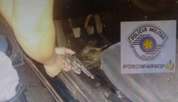 Revólver calibre 38, localizado sob o banco do motorista, apreendido em fiscalização da Polícia Rodoviária (Foto: Cedida/Polícia Rodoviária).