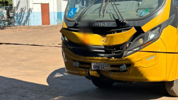 Servidor foi prensado pelo onibus contra estrutura metalica de cobertura no patio do almoxarifado municipal (Reproducao).