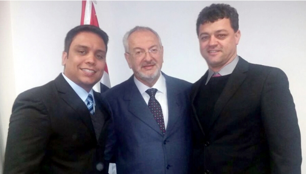 O coordenador geral do Programa Escola da Família, Ricardo Addeo Dias, o secretário de Estado da Educação, José Renato Nalini, e o diretor da FAI, Wendel Cleber Soares (Foto: FAI).