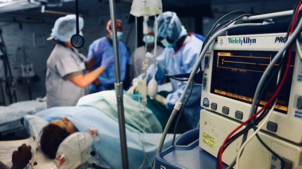 Entre os procedimentos que serão reajustados com a Tabela SUS Paulista estão as cirurgias de apêndice e de vesícula (Imagem: Richard Catabay/Unsplash).