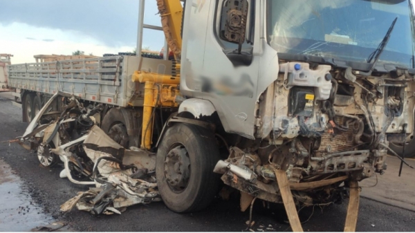 GM Astra ficou preso à parte inferior do caminhão após a batida frontal (Foto: Diego Pereira/Mais Tupã!).