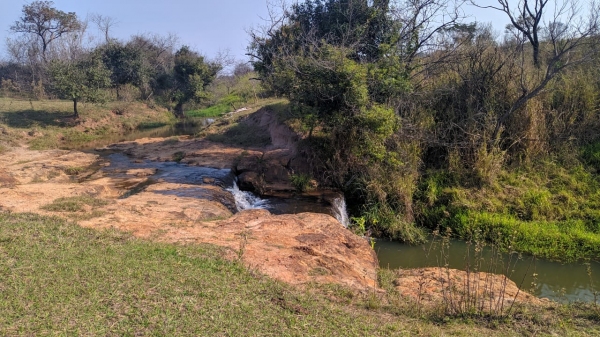 Cachoeira no bairro Água Limpa, zona rural de Rinópolis, onde ocorreu o afogamento (Imagem cedida por Reinaldo Sorroche/Reprodução: Jornal Cidade Aberta).