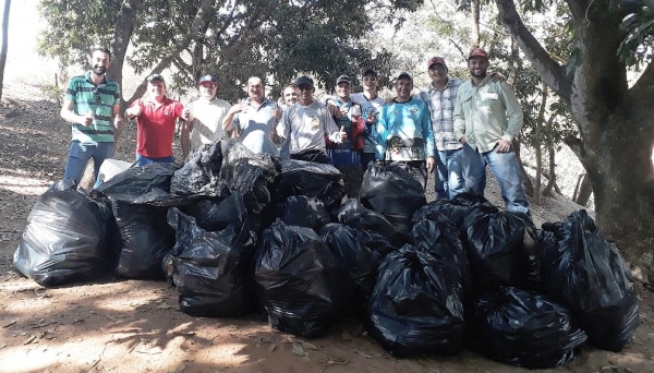 Iniciativa de voluntários recole lixo às margens do Rio Aguapeí, no trecho entre a cachoeira do Salto Botelho e a ponte da Lagoa Seca (Foto: Cedida).