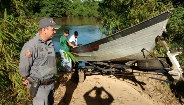 Operação mobilizou seis embarcações e voluntários, que retiraram seis bags de lixo do Rio do Peixe (Foto: Cedida/Polícia Ambiental).