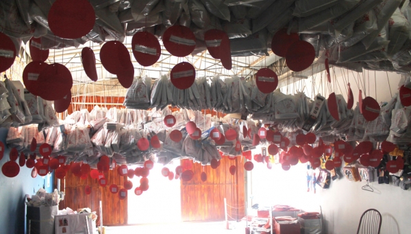 Serão 343 famílias e várias instituições contempladas com 1.286 brinquedos, 433 conjuntos infantis e 1.609 peças de roupas (Foto: Cedida/Jornal Diário do Oeste/Jéssica Nakadaira).