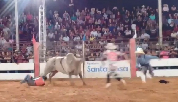 Peão é pisoteado por touro, no tórax, e morre instante depois. Caso foi em Guaimbê, neste final de semana (Reprodução).