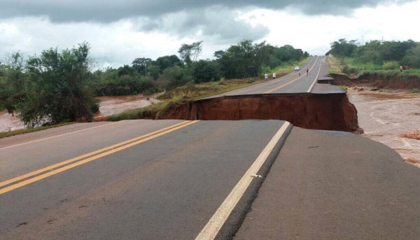 No km no Km 668+900, em Tupi Paulista, rodovia encontra-se totalmente interditada (Foto: Reprodução/Site Jorge Zanoni).