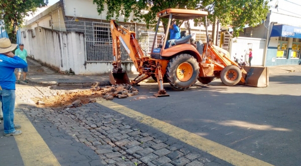 Secretaria de Obras atua na construção de novos sarjetões, como o ocorrido na Avenida das Rosas, Vila Jardim (Fotos: Da Assessoria).