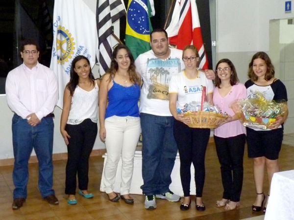 Presidente Fernando Fiorillo e demais integrantes do Rotaract na entrega oficial dos produtos de higiene bucal (Foto: Ass. Imprensa/Rotary Club de Adamantina)