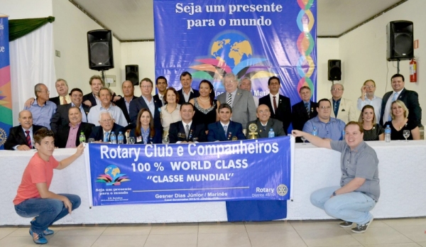 Governador do Distrito 4510 Gesner Dias e companheiros do Rotary Club de Adamantina comemoram os 111 anos de história do Rotary International (Assessoria de Imprensa).