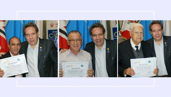 Os garçons Valdemar e Patrick e o advogado Fernando Chagas Fraca recebendo as homenagens do presidente do Rotary, Fernando Barusso  (Fotos: Assessoria de Imprensa).