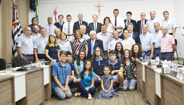 Rotarianos e Vereadores durante homenagem prestada na 25ª sessão ordinária no plenário da Câmara Municipal (Foto: Asses. Imprensa/Rotary Club de Adamantina).