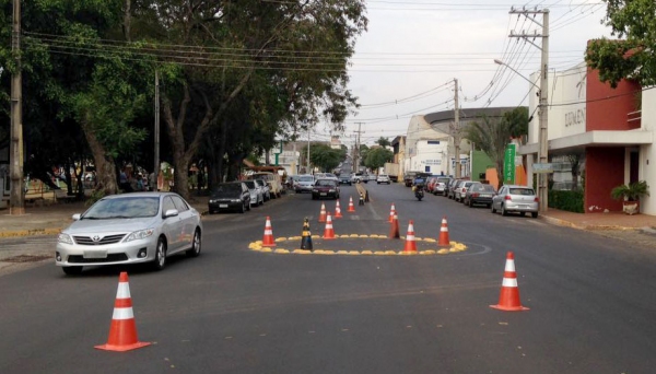 Rotatória visa organizar trânsito em local de grande fluxo (Foto: Maikon Moraes).