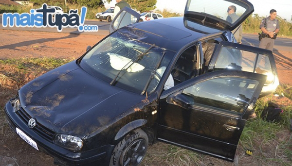 Durante a fuga bandidos capotam o carro e fogem a pé pela zona rural de Parapuã (Foto: Site Mais Tupã).