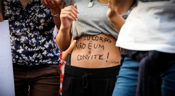 Assédio de rua e divulgação de imagens íntimas ou de estupro são o centro da nova lei (Ilustração: Jornal I ? Sapo).